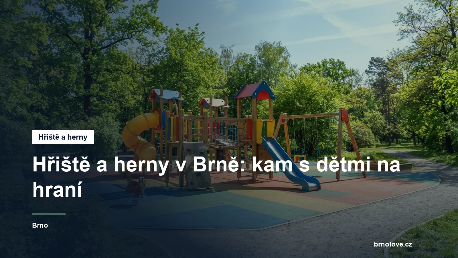 Dětské hřiště s prolézačkami v parku