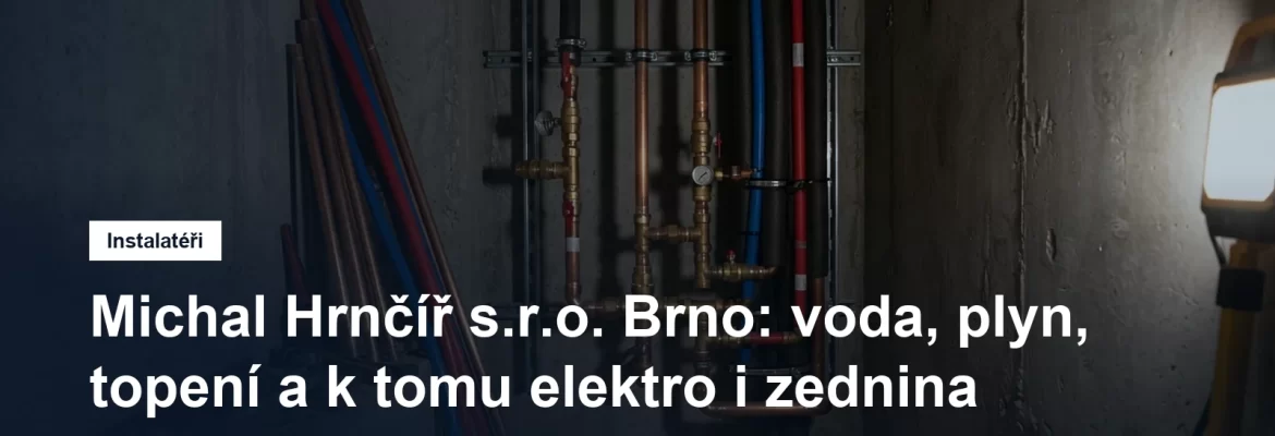 Nové měděné a plastové rozvody vody a topení v rozestavěné stoupačce bytového domu, vedle nářadí a svazek trubek