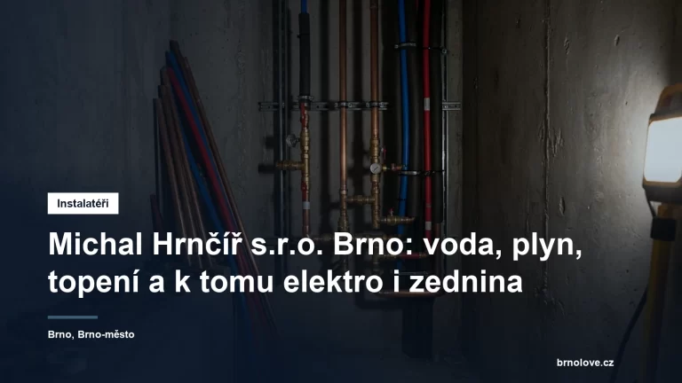 Nové měděné a plastové rozvody vody a topení v rozestavěné stoupačce bytového domu, vedle nářadí a svazek trubek