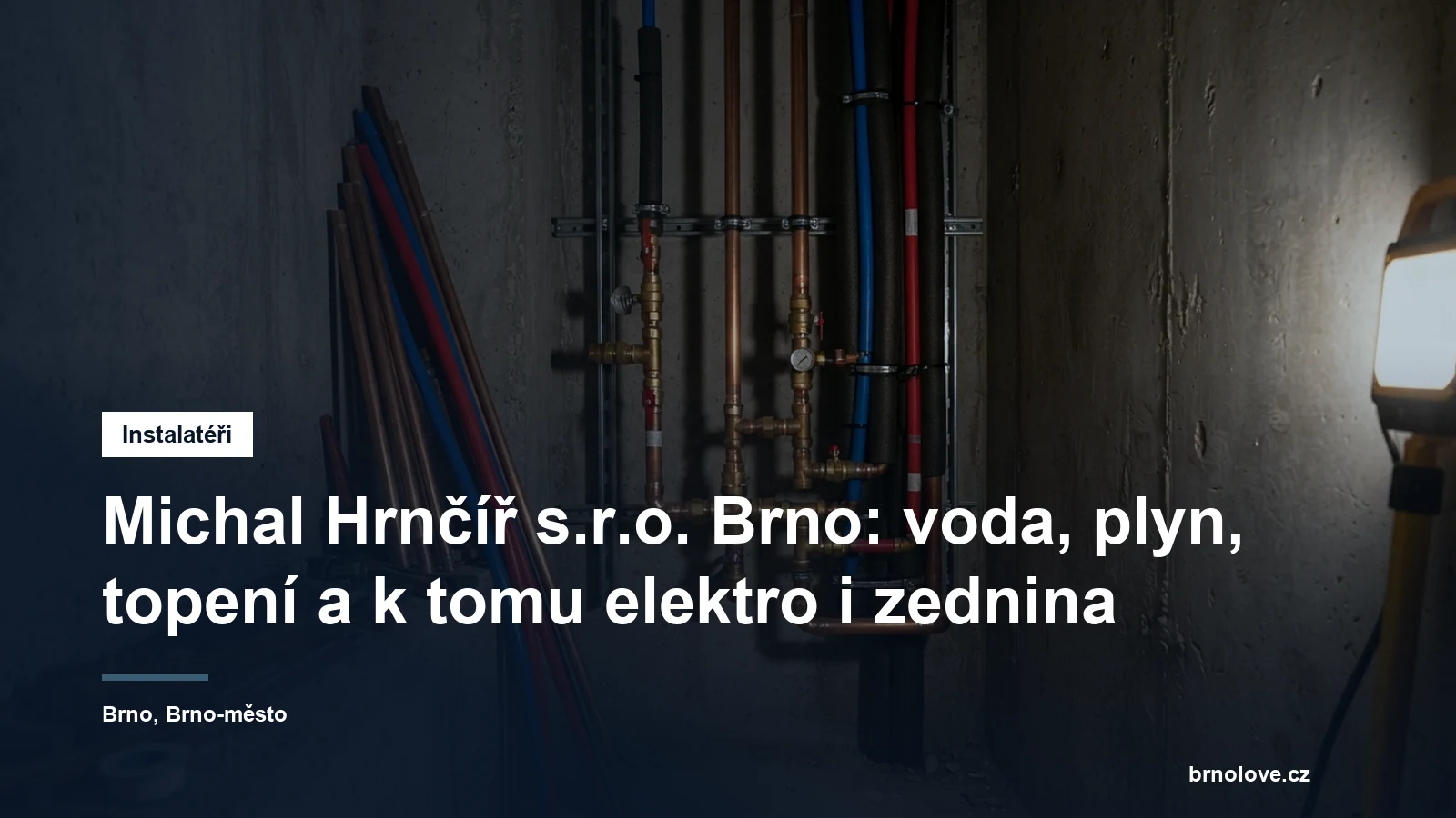 Nové měděné a plastové rozvody vody a topení v rozestavěné stoupačce bytového domu, vedle nářadí a svazek trubek