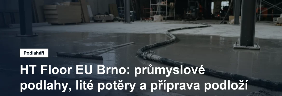 Čerstvě litý samonivelační potěr v hrubé stavbě, hladítko na tyči srovnává hladinu, v pozadí hadice čerpadla