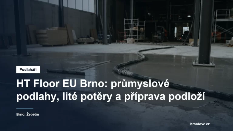Čerstvě litý samonivelační potěr v hrubé stavbě, hladítko na tyči srovnává hladinu, v pozadí hadice čerpadla