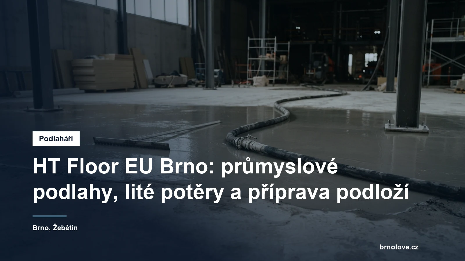 Čerstvě litý samonivelační potěr v hrubé stavbě, hladítko na tyči srovnává hladinu, v pozadí hadice čerpadla