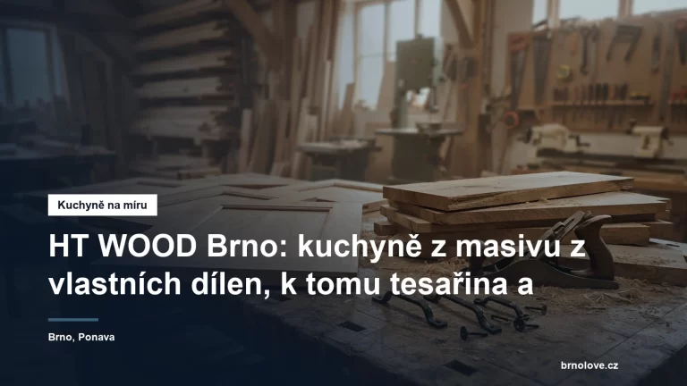 Rozpracovaná dubová kuchyňská dvířka a masivní fošny v truhlářské dílně, vedle nich ruční hoblík a kované úchytky