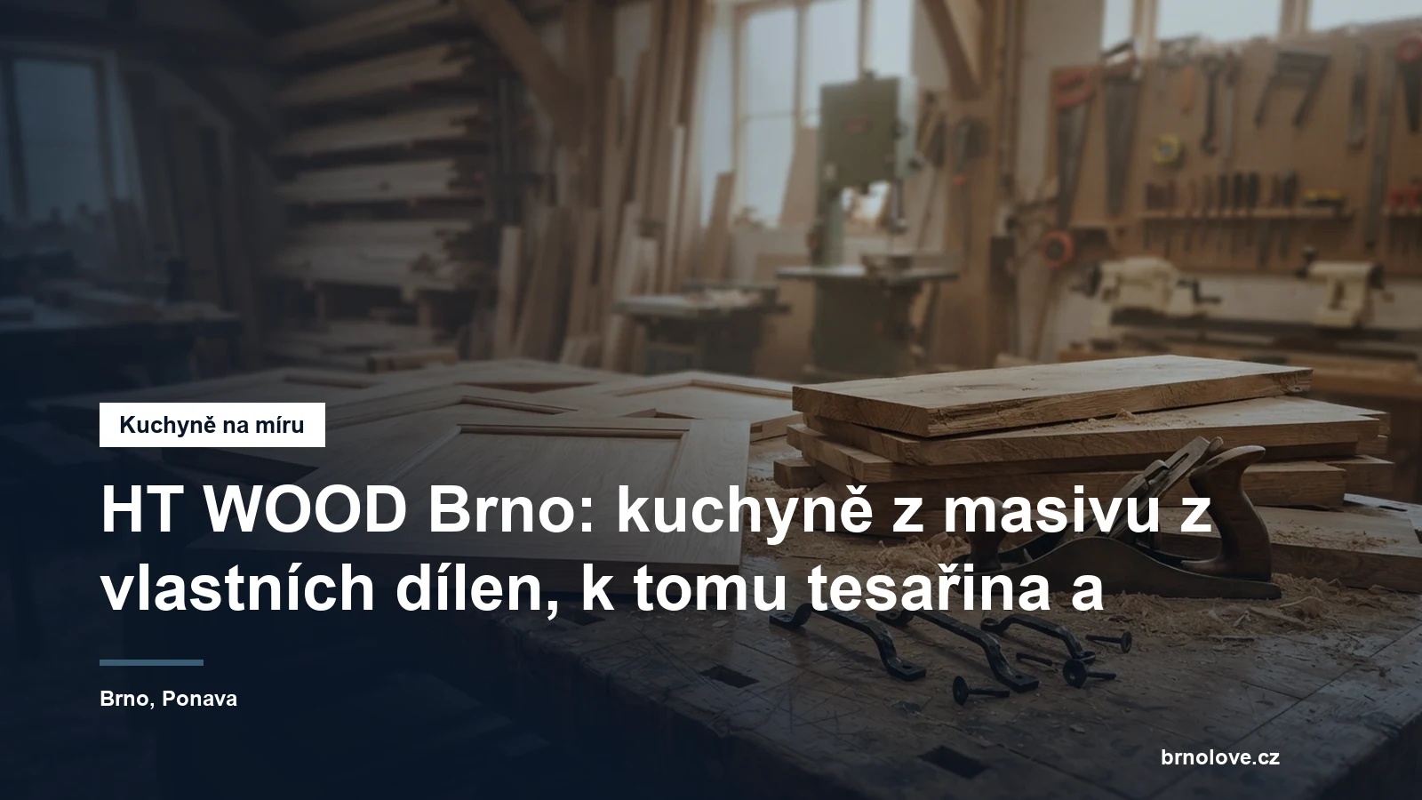 Rozpracovaná dubová kuchyňská dvířka a masivní fošny v truhlářské dílně, vedle nich ruční hoblík a kované úchytky