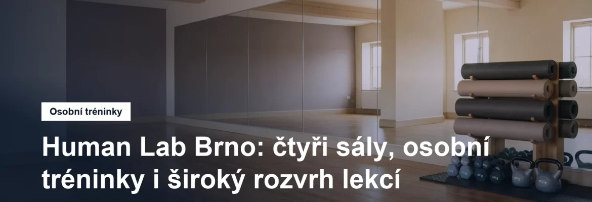Prostorný sál s parketami a zrcadlovou stěnou, připravený na lekci, bez lidí