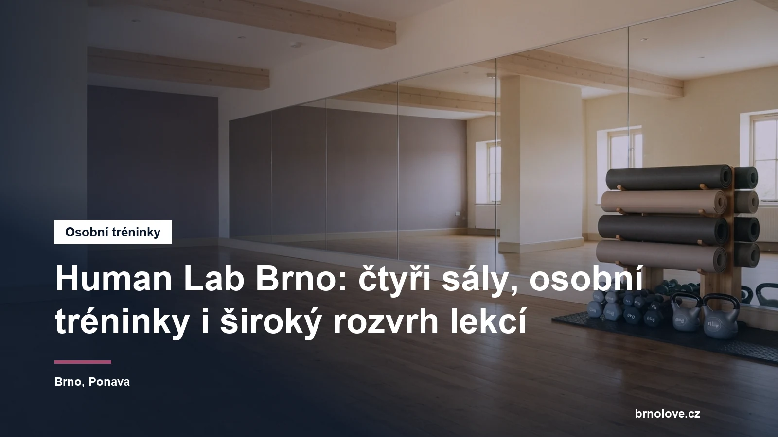 Prostorný sál s parketami a zrcadlovou stěnou, připravený na lekci, bez lidí