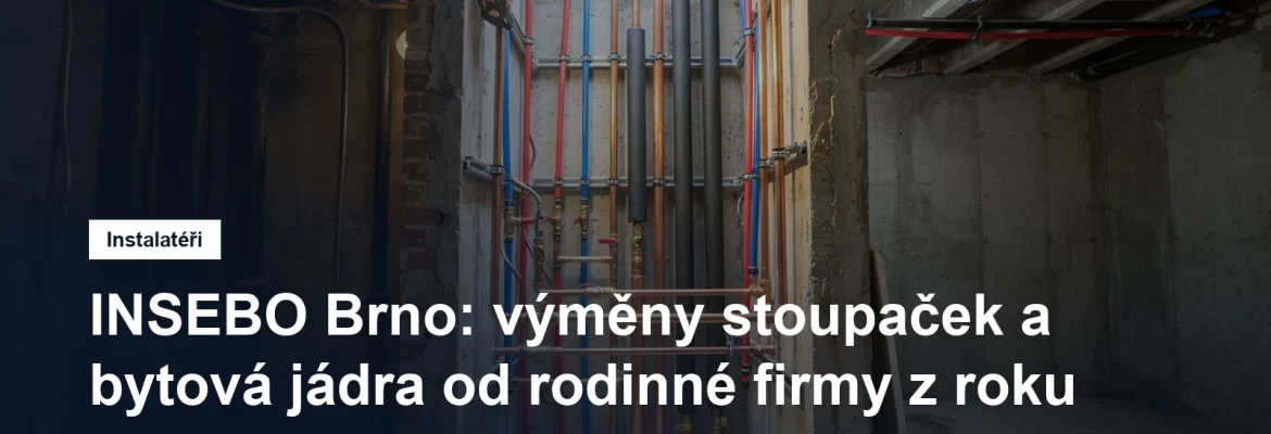 Nové měděné a plastové stoupačkové rozvody v šachtě bytového domu během rekonstrukce