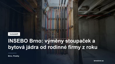 Nové měděné a plastové stoupačkové rozvody v šachtě bytového domu během rekonstrukce