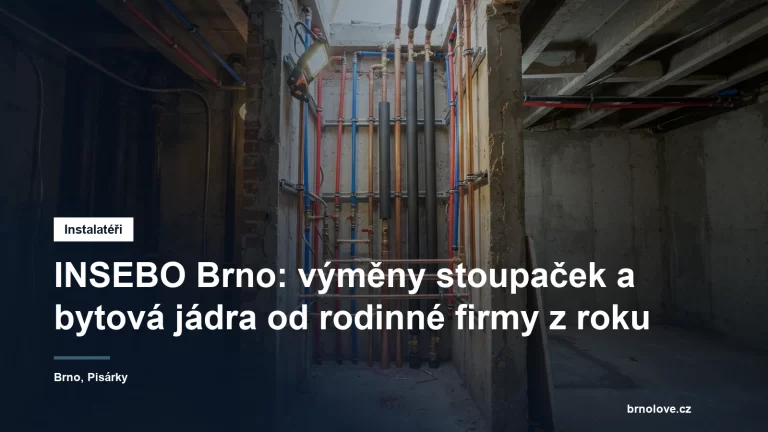 Nové měděné a plastové stoupačkové rozvody v šachtě bytového domu během rekonstrukce
