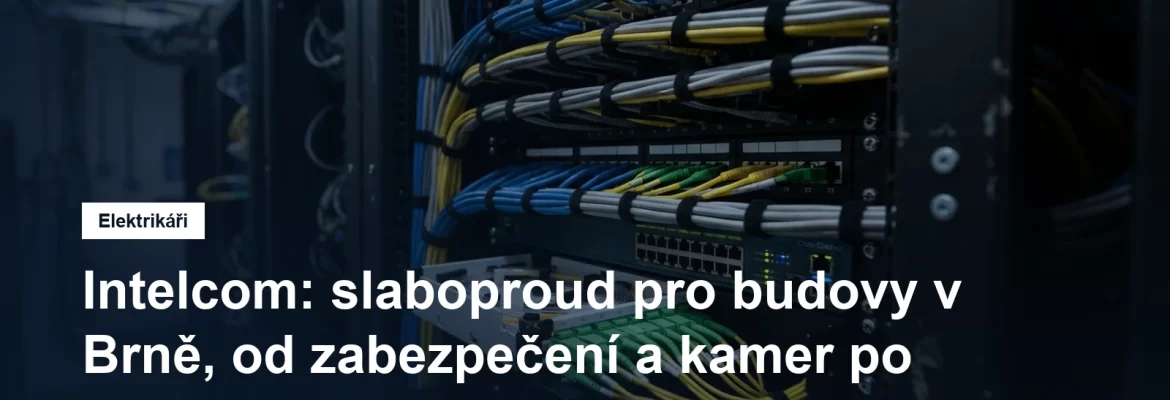 Datový rozvaděč se strukturovanou kabeláží a optickým panelem v technické místnosti budovy