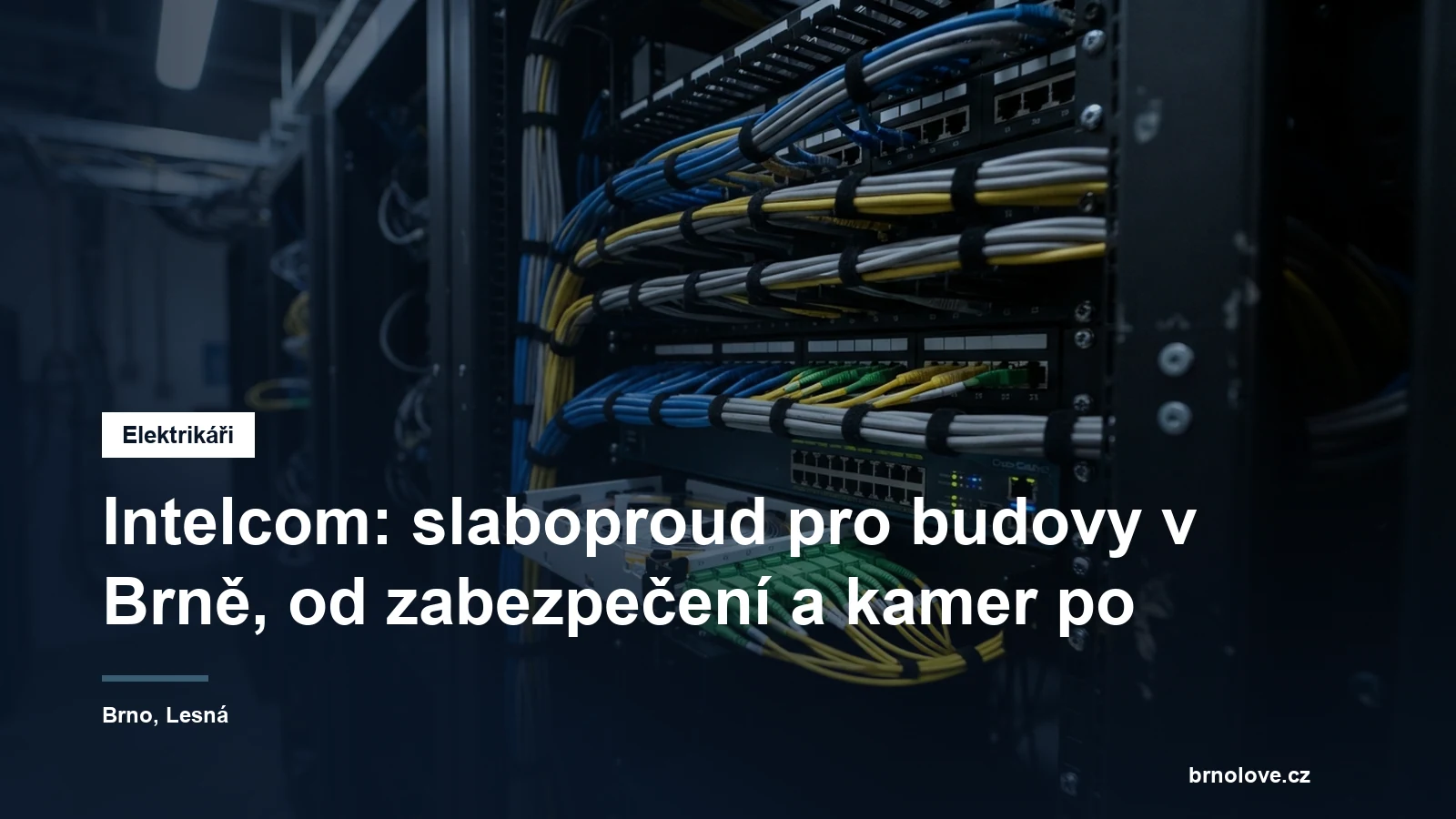 Datový rozvaděč se strukturovanou kabeláží a optickým panelem v technické místnosti budovy