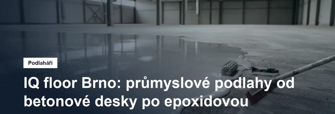 Čerstvě litá samonivelační stěrka na betonové podlaze výrobní haly, hladítko a ježkový válec na okraji plochy