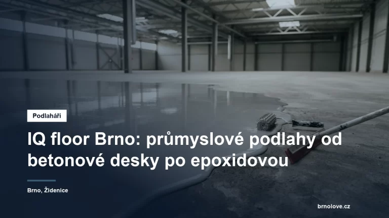 Čerstvě litá samonivelační stěrka na betonové podlaze výrobní haly, hladítko a ježkový válec na okraji plochy