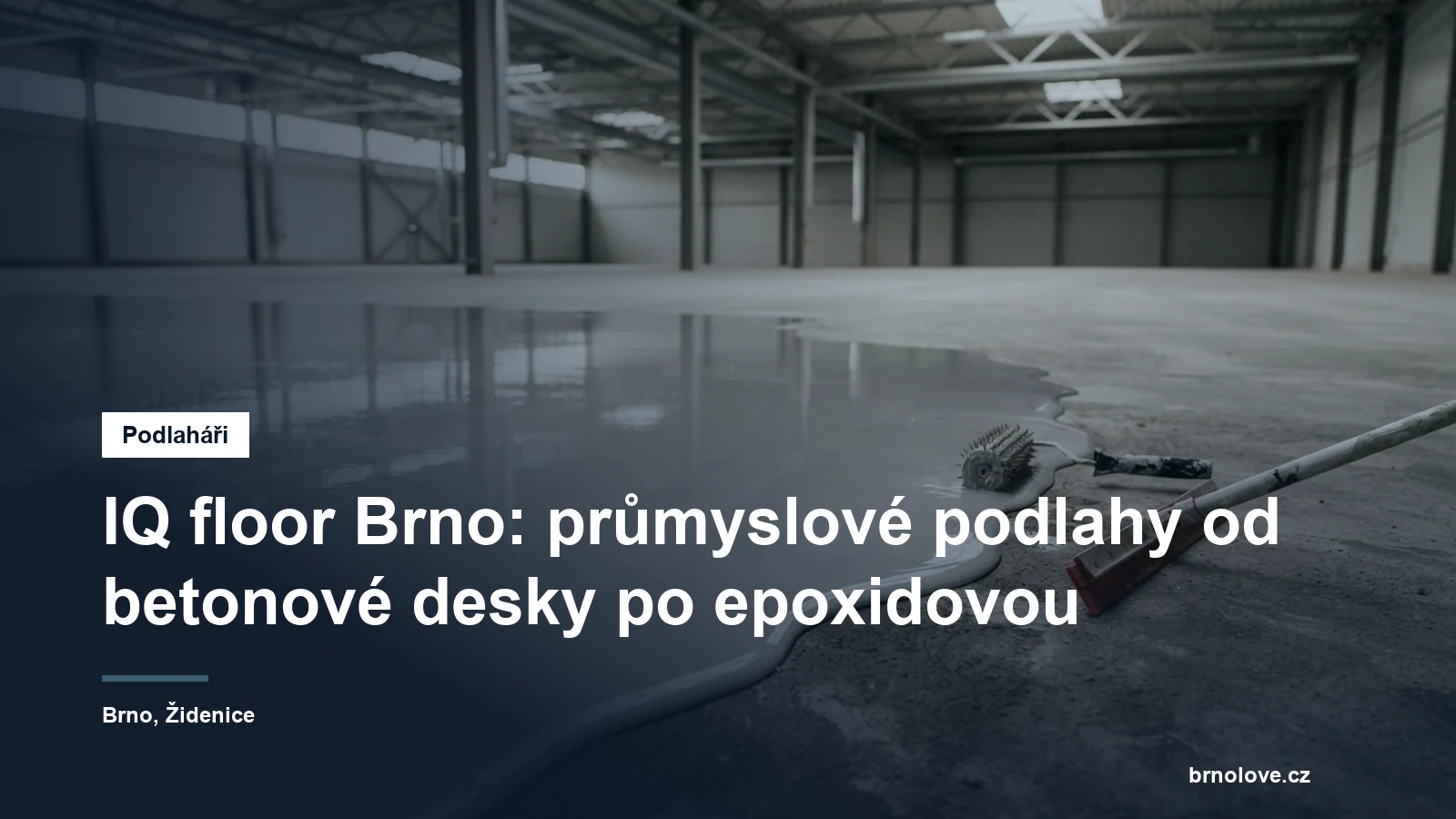 Čerstvě litá samonivelační stěrka na betonové podlaze výrobní haly, hladítko a ježkový válec na okraji plochy