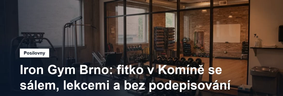 Menší posilovna se silovými stroji a stojanem s jednoručkami, vedle prosklený sál na skupinové lekce