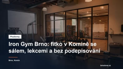 Menší posilovna se silovými stroji a stojanem s jednoručkami, vedle prosklený sál na skupinové lekce