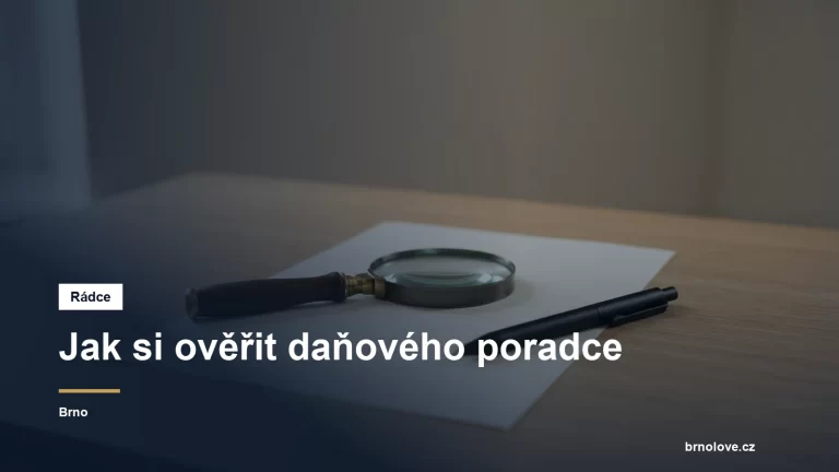 Lupa položená na listu s tabulkou údajů