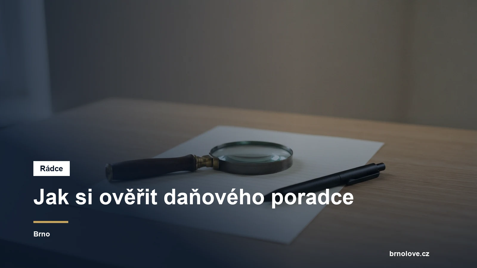 Lupa položená na listu s tabulkou údajů