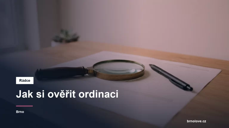 Lupa položená na prázdném úředním formuláři