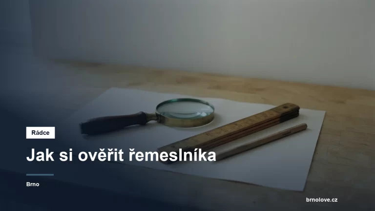 Lupa a metr položené na prázdném listu papíru