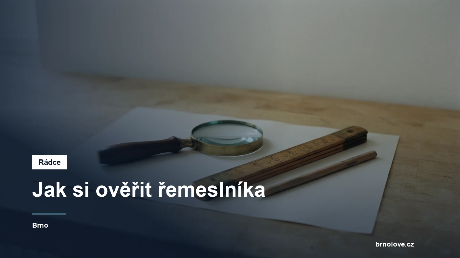 Lupa a metr položené na prázdném listu papíru
