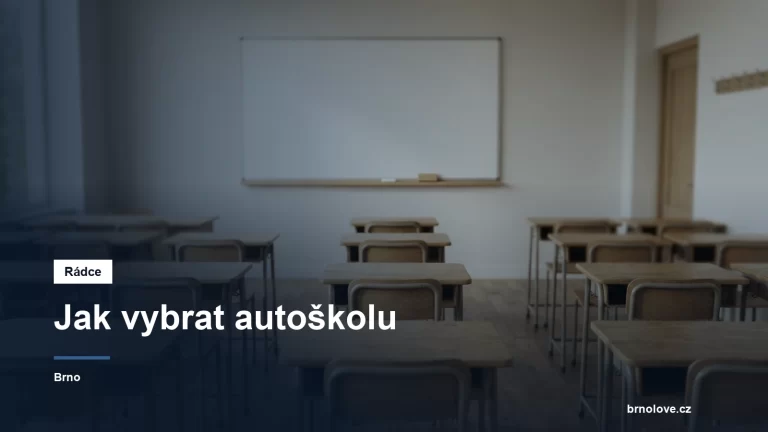 Prázdná učebna s lavicemi a tabulí