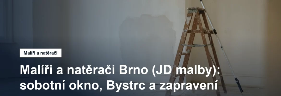 Prázdný světlý pokoj připravený k malování, podlaha pod ochrannou plachtou a zapravené místo v omítce vedle žebříku