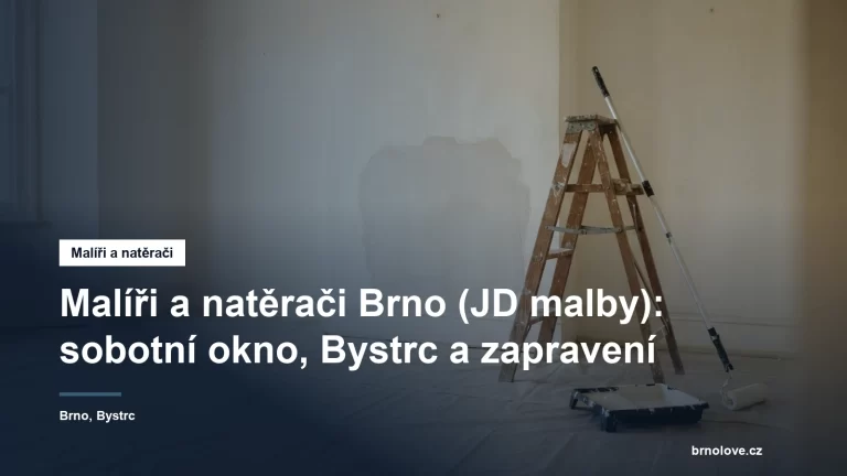 Prázdný světlý pokoj připravený k malování, podlaha pod ochrannou plachtou a zapravené místo v omítce vedle žebříku