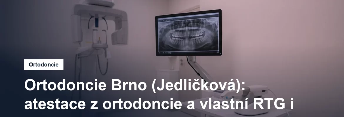 Panoramatický rentgen v ordinaci a vedle monitor s digitálním snímkem chrupu, na stolku dentální scanner