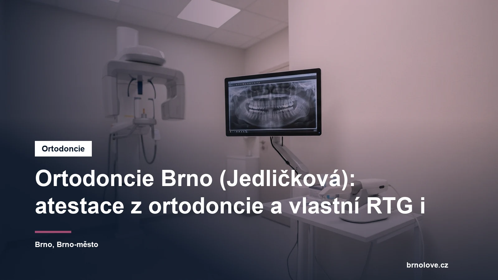 Panoramatický rentgen v ordinaci a vedle monitor s digitálním snímkem chrupu, na stolku dentální scanner