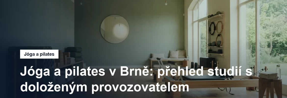 Prosvětlený cvičební sál s podložkami a reformerem, připravený na lekci, bez lidí
