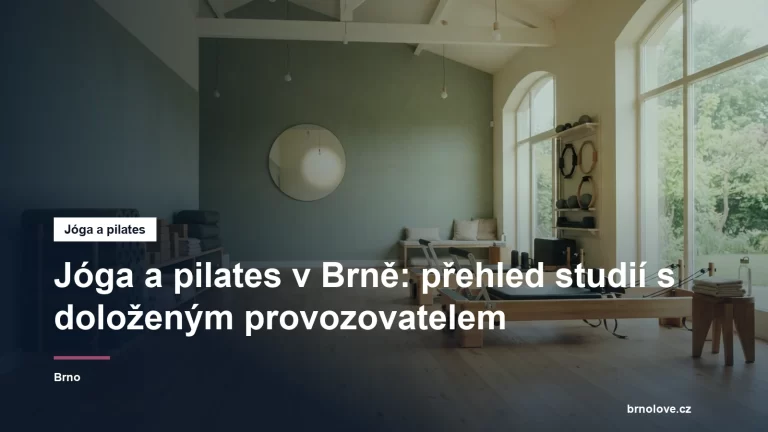 Prosvětlený cvičební sál s podložkami a reformerem, připravený na lekci, bez lidí