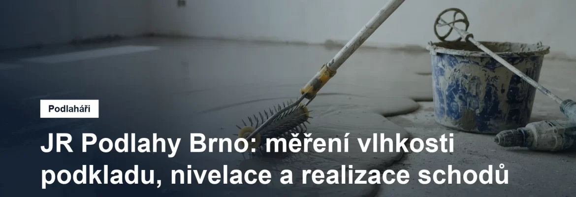 Podlahář rozlévá samonivelační stěrku v prázdném pokoji a odvzdušňuje ji ježkovým válečkem, vedle stojí míchadlo a kbelík