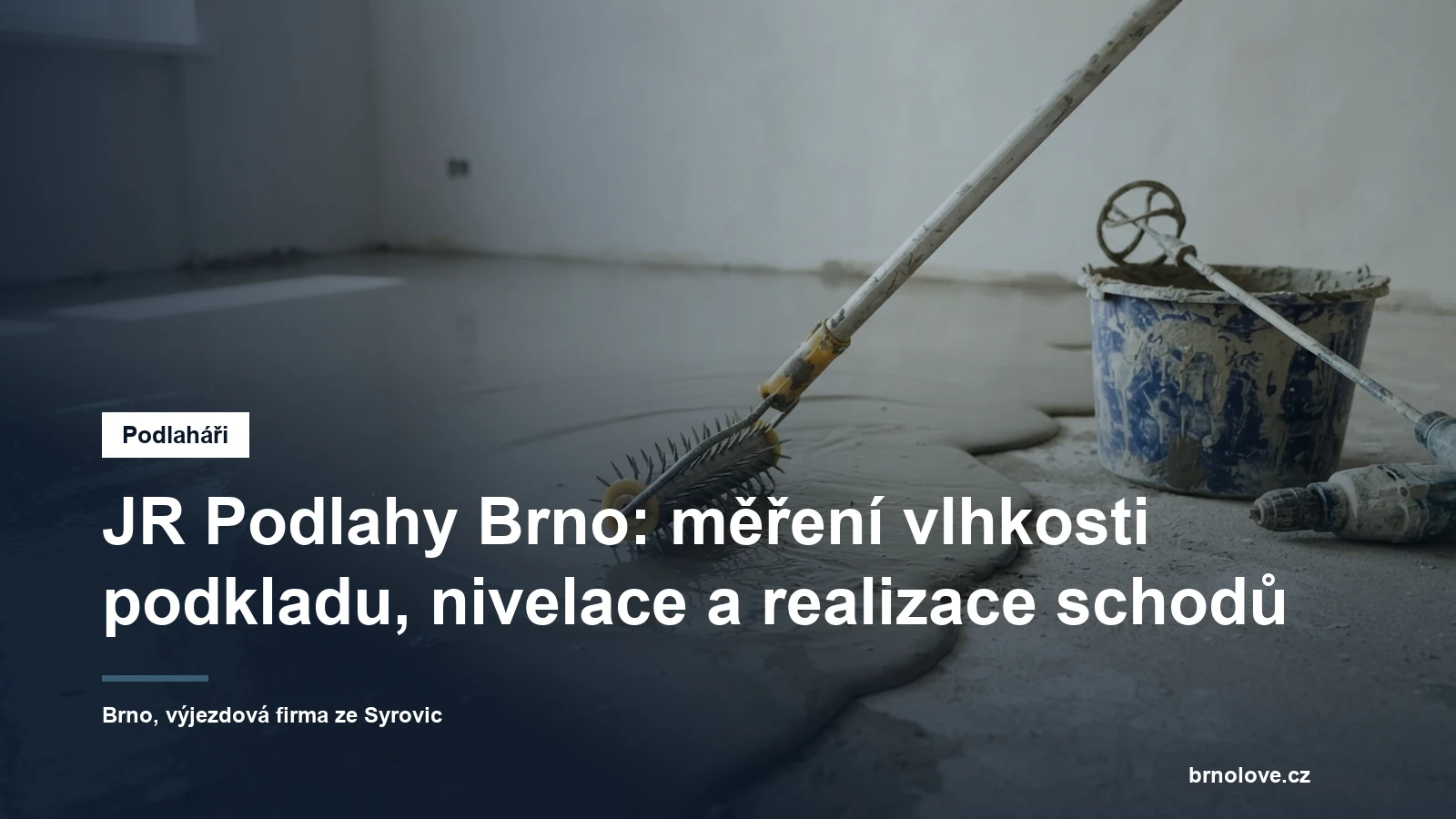 Podlahář rozlévá samonivelační stěrku v prázdném pokoji a odvzdušňuje ji ježkovým válečkem, vedle stojí míchadlo a kbelík