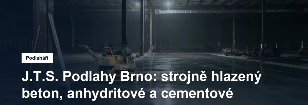 Čerstvě uložená betonová podlaha ve strojírenské hale, na okraji stojí hladička s rotujícími lopatkami a hrábě na rozhrnutí betonu