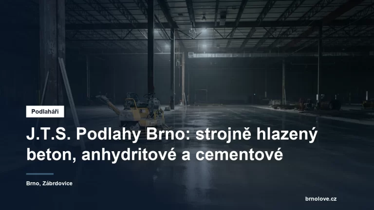 Čerstvě uložená betonová podlaha ve strojírenské hale, na okraji stojí hladička s rotujícími lopatkami a hrábě na rozhrnutí betonu
