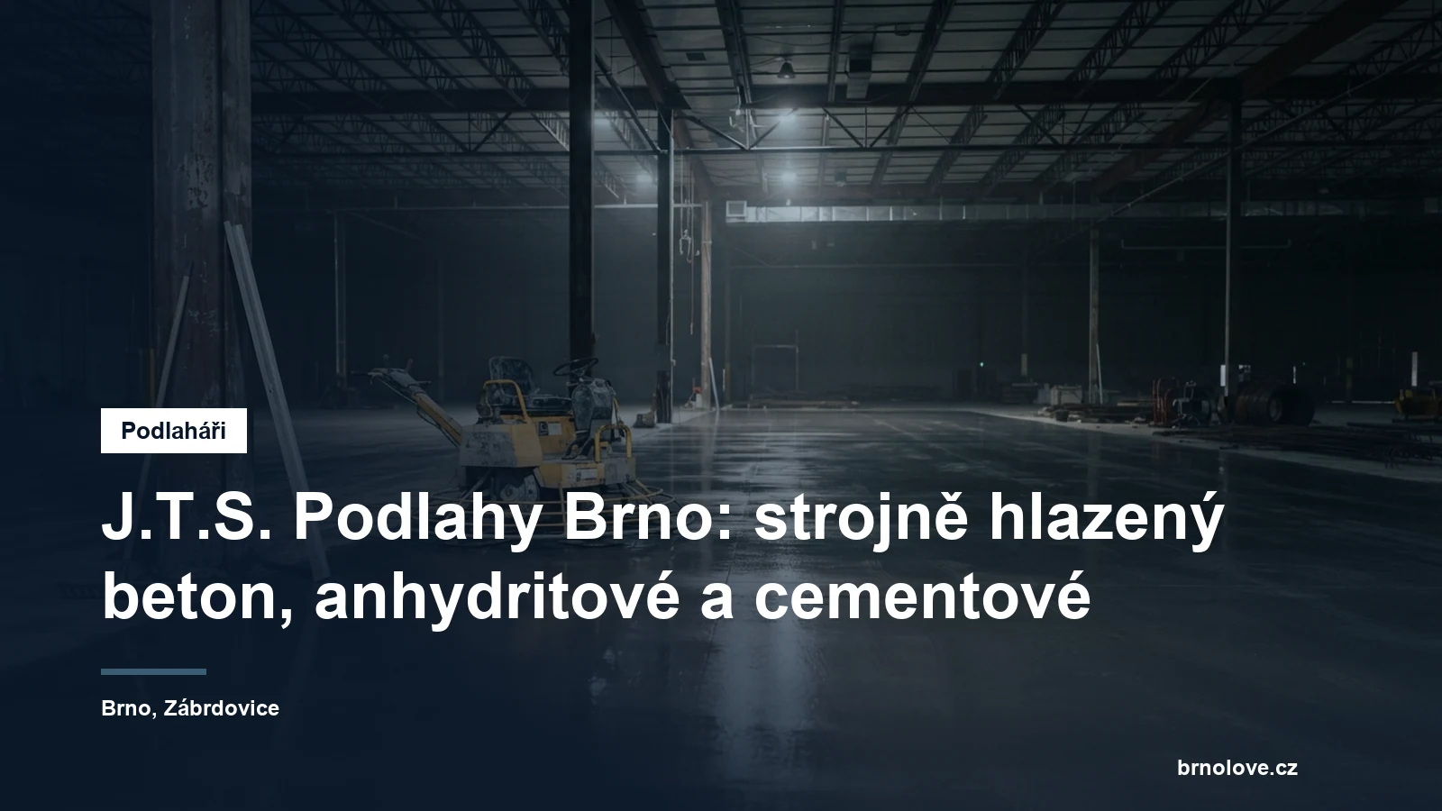 Čerstvě uložená betonová podlaha ve strojírenské hale, na okraji stojí hladička s rotujícími lopatkami a hrábě na rozhrnutí betonu