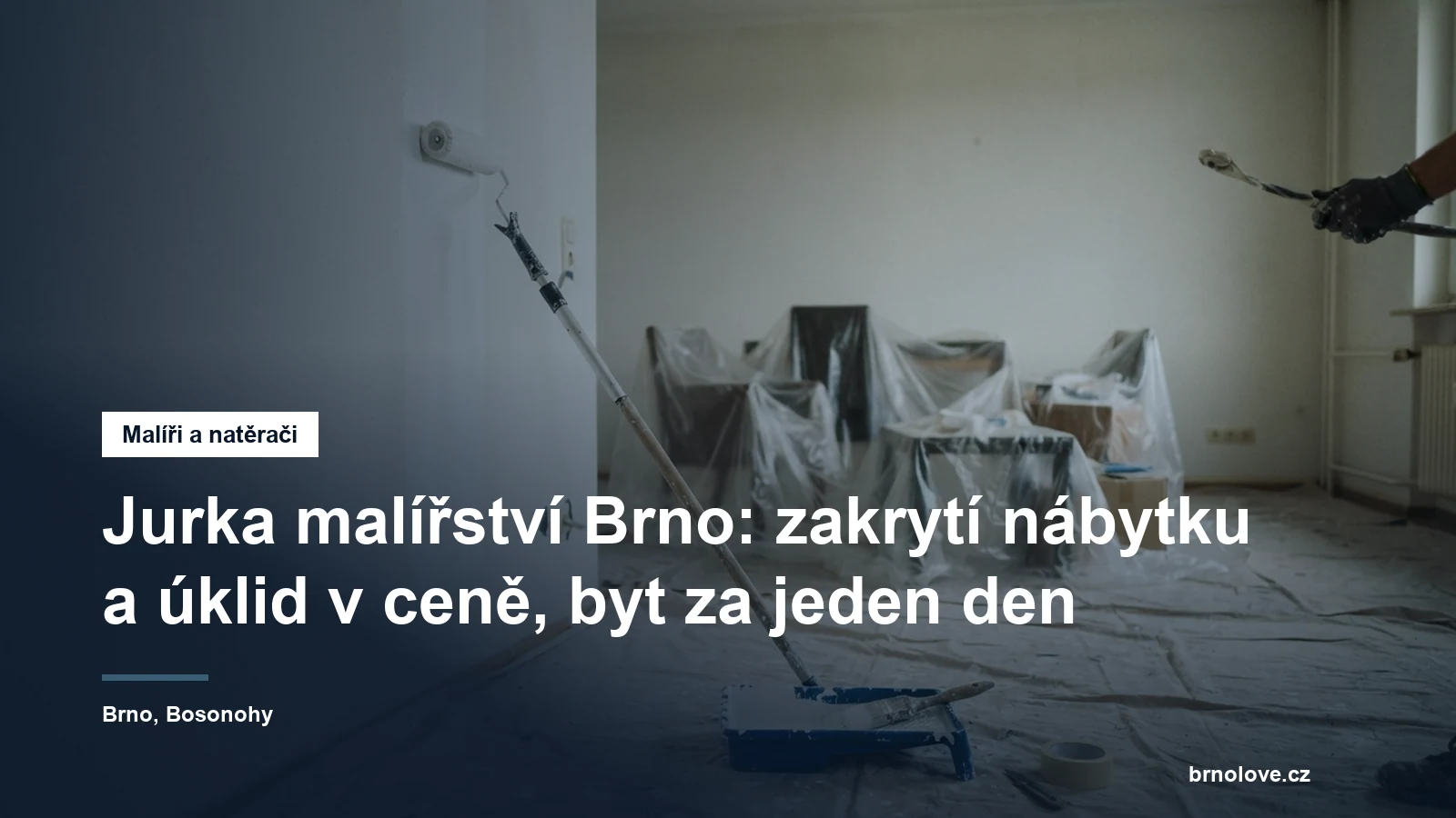 Malíř natírá válečkem na teleskopické tyči stěnu pokoje, nábytek uprostřed místnosti je zakrytý fólií a podlaha plachtou