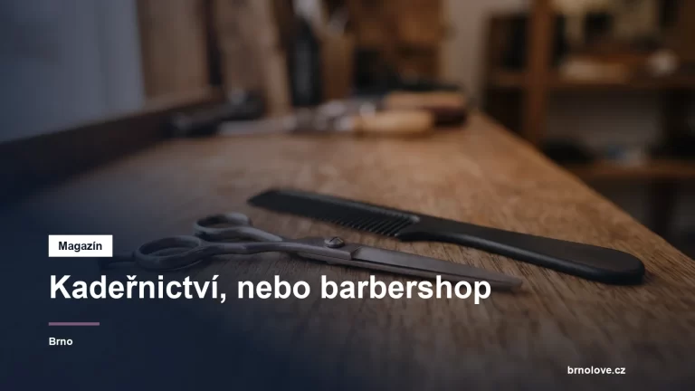 Nůžky a hřeben na dřevěném pultu