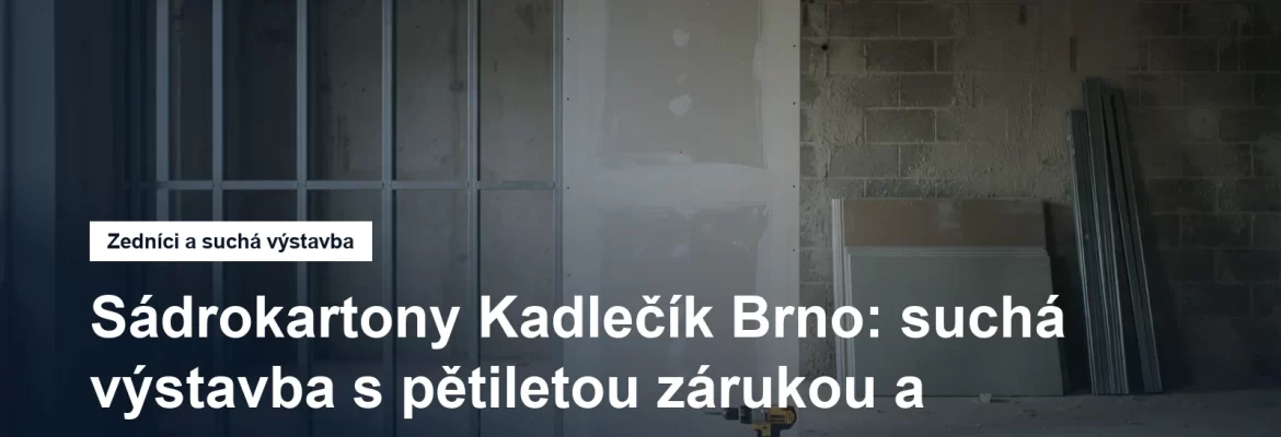 Rozestavěná sádrokartonová příčka v prázdné místnosti, kovové profily a vedle nich stoh desek
