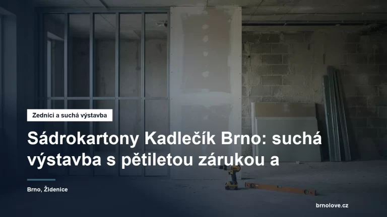 Rozestavěná sádrokartonová příčka v prázdné místnosti, kovové profily a vedle nich stoh desek