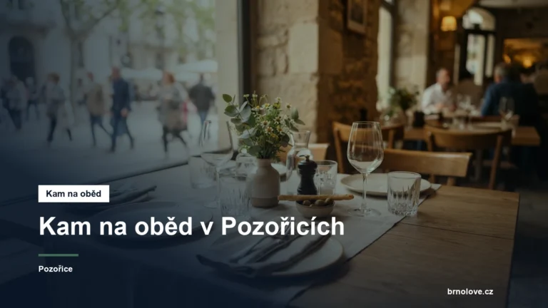 Prostřený stůl v restauraci