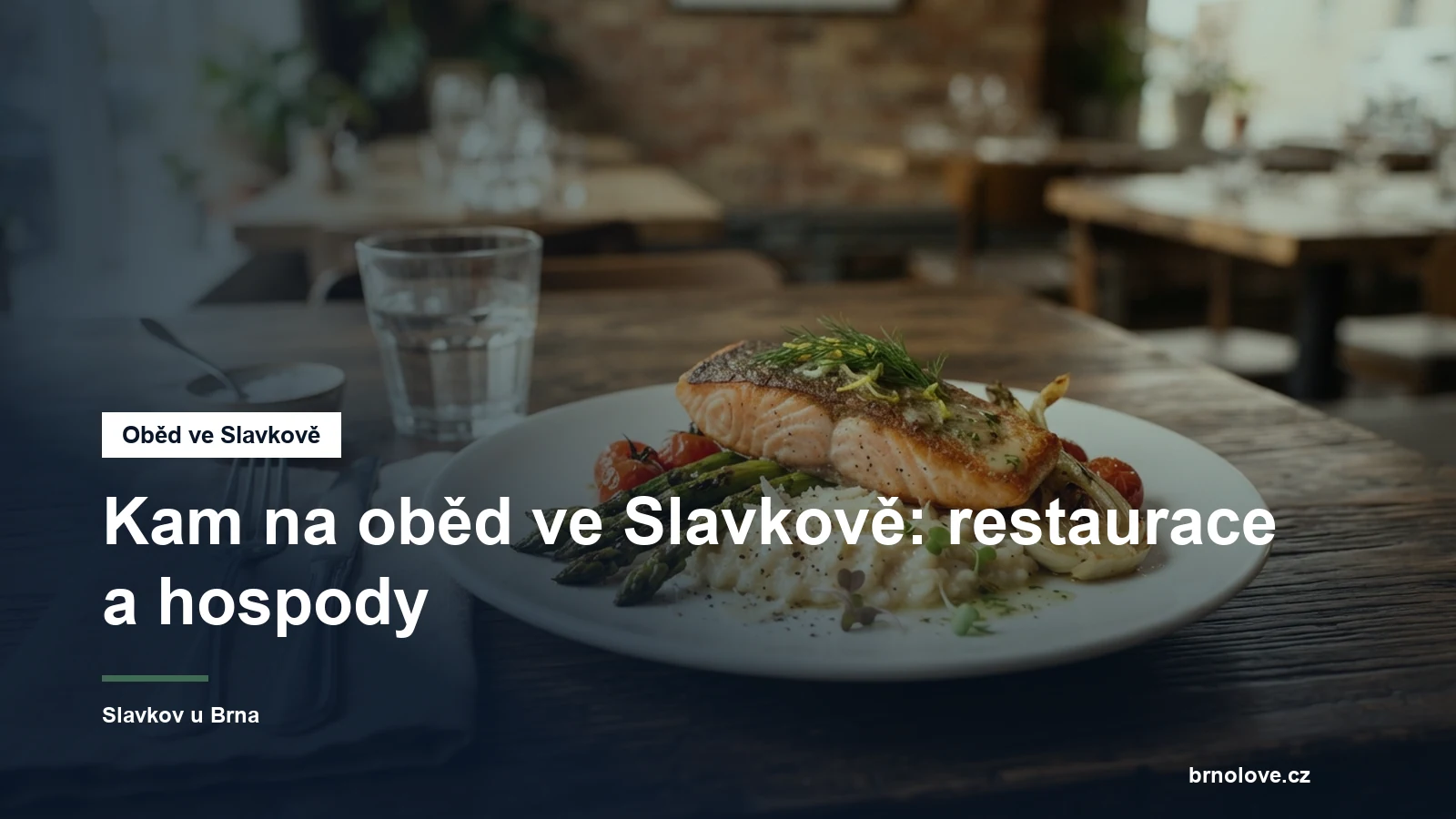 Talíř s obědem na stole restaurace