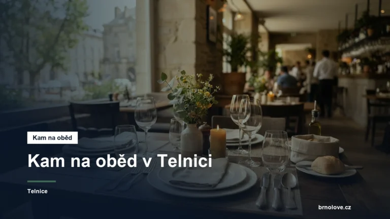 Prostřený stůl v restauraci