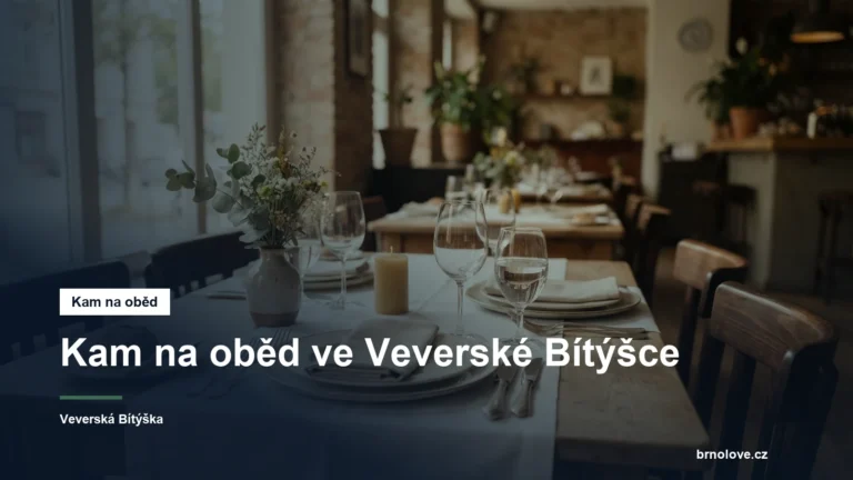 Prostřený stůl v restauraci