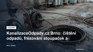 Nástrčná kamera a motorové pero na čištění odpadů u otevřené revizní šachty kanalizace