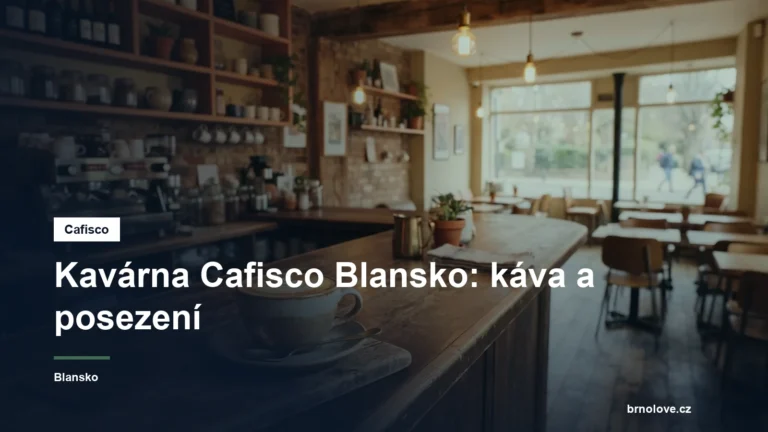 Šálek kávy na stole v kavárně