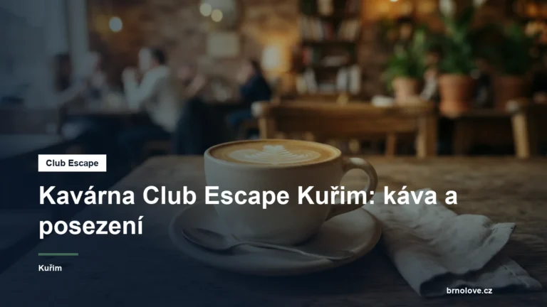 Šálek kávy na stole kavárny