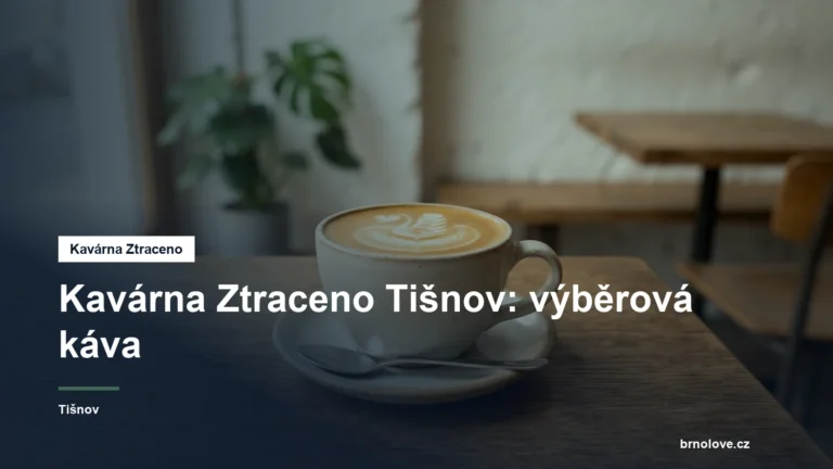 Šálek výběrové kávy na stole kavárny
